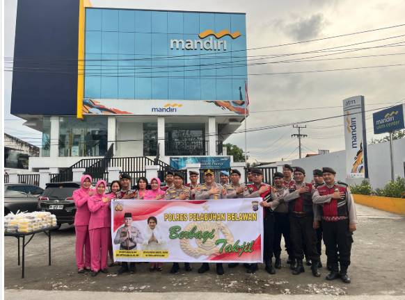  Kapolres Pelabuhan Belawan Bagikan Takjil Gratis Kepada Warga