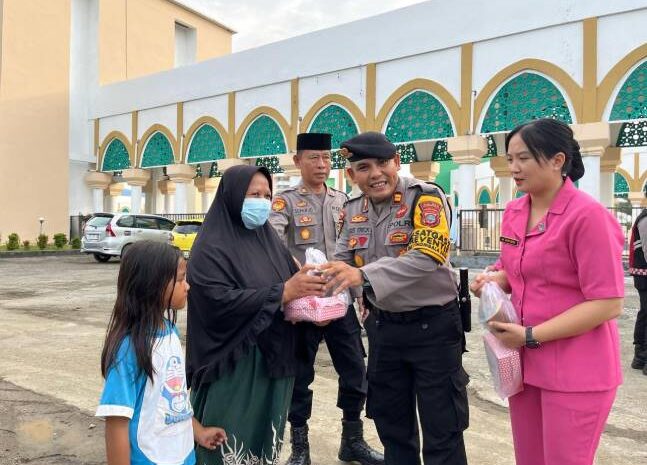  Polres Morowali Bagikan 200 Takjil Kepada Pengguna Jalan di Depan Masjid Agung