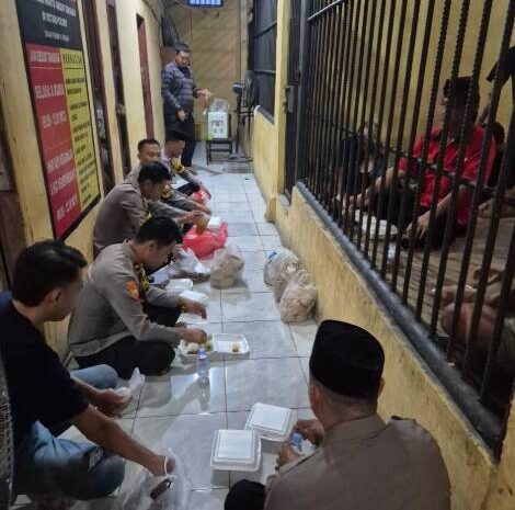  Kapolsek Bahodopi Gelar Buka Puasa Bersama Dengan Tahanan Polsek