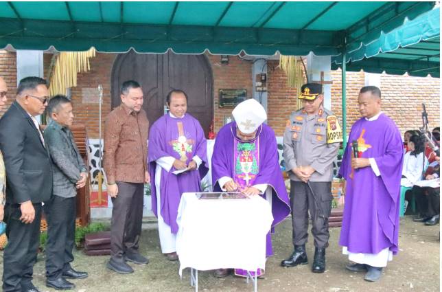  Kapolres Pakpak Bharat Hadiri Pemberkatan Gereja Stasi St. Petrus dan Paulus Resdes Raden Serta Penerimaan Sakramen Krisma SE Paroki Santa Lusia Batak