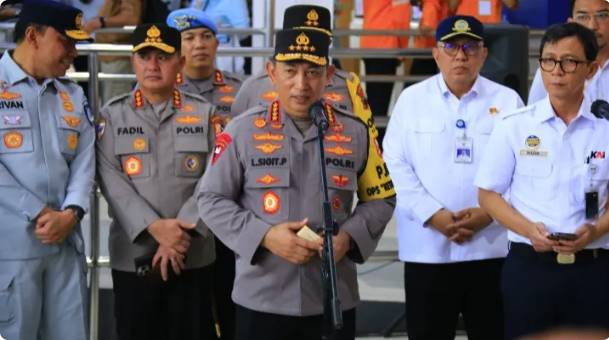  Kapolri Cek Langsung Pelayanan Arus Balik di Stasiun Tawang, Dorong Pemudik Gunakan Kereta Api
