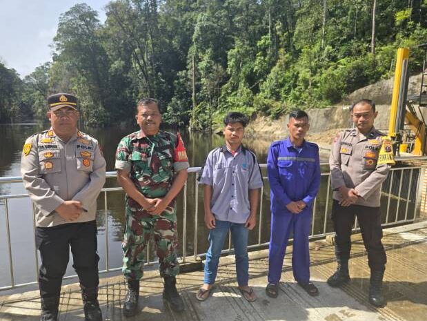  Kapolsek Salak Bersama Babinsa Koramil 07 Melaksanakan Patroli Ke Objek Vital