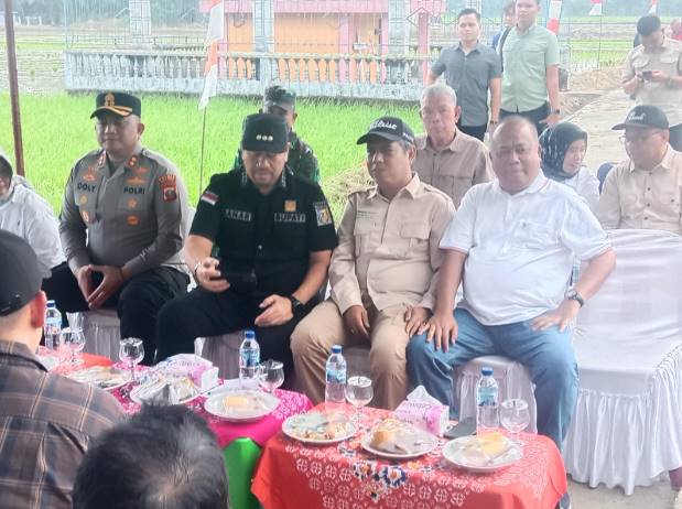  Kapolres Batubara dan Bupati Baharuddin Dukung Ketahanan Pangan Dengan Hadiri Tanam Perdana Padi