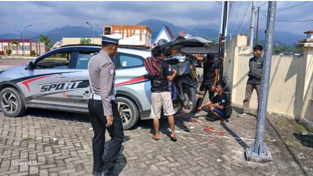  Polres Morowali Tindak Pengendara Pelanggar Odol dan Lakukan Tilang Manual di Titik Rawan Laka Lantas