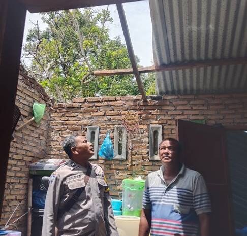  Polres Sergai Bersama Polsek Perbaungan dan TNI Serta Kepala Desa Cek Lokasi Rumah Korban Bencana Alam Puting Beliung