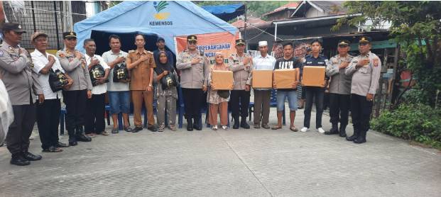  Kapolres Sibolga Berikan Bansos Kepada Korban Kebakaran