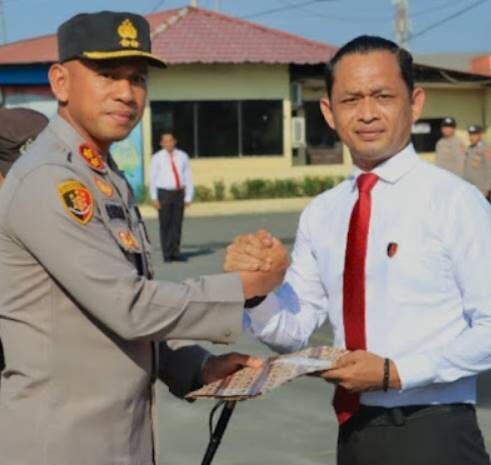  Kapolres Pelabuhan Belawan Berikan Penghargaan Kepada 10 Personil