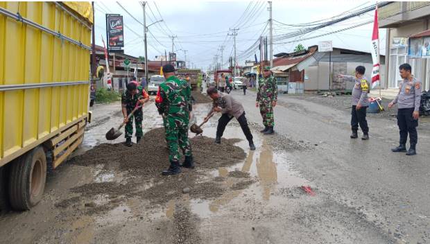  Personel TNI-Polri Bersinergi Perbaiki Jalan di Bahodopi