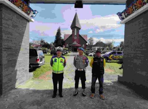  Polres Tanah Karo Laksanakan Pengamanan Ibadah Minggu di Sejumlah Gereja di Kabanjahe