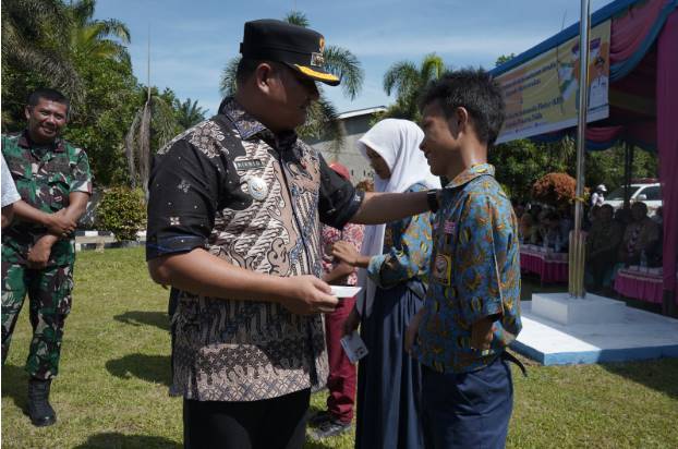  Mewujudkan Program Indonesia Pintar, Wabup Asahan Serahkan BPJS Kesehatan Gratis dan KIP di 8 Kecamatan