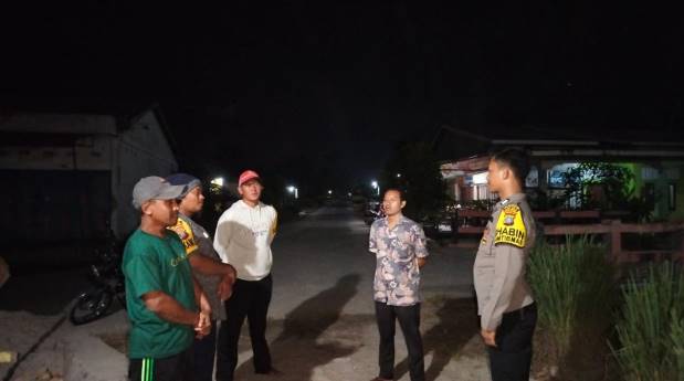  Bhabinkamtibmas Polsek Medang Deras Cek Pos Kamling dan Sambangi Warga