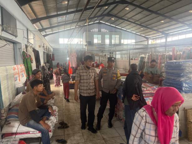  Cegah Aksi Kejahatan di Tengah Masyarakat, Polsek Sukaramai Laksanakan KRYD di Pasar Rakyat