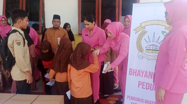  Ketua Bhayangkari Polres Batubara Kunjungi Panti Asuhan Berikan Tali Asih dan Bansos