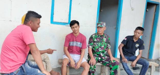  Babinsa Koramil 1311-09/Bahodopi Gelar Komsos Bersama Pemuda di Desa Mekarti Jaya