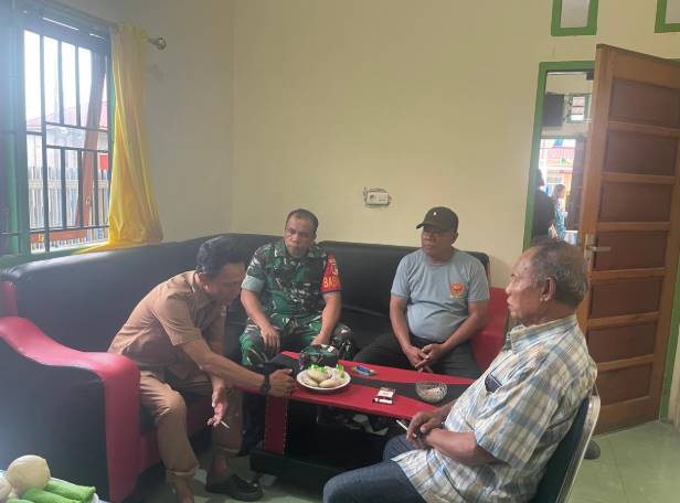  Babinsa Koramil 1311-09/Bahodopi Lakukan Komsos Dengan Pemerintah Desa Bahodopi