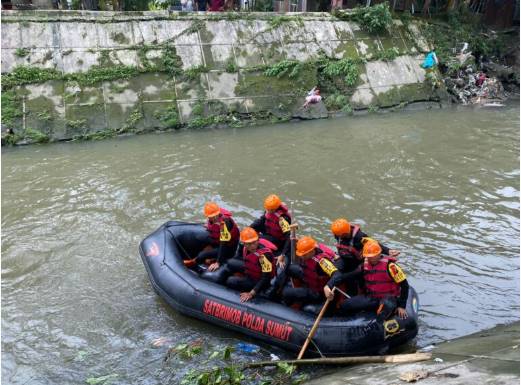  Respon Cepat Brimob Polda Sumut, Kerahkan 11 Personel Cari Korban Hanyut di Sungai Deli