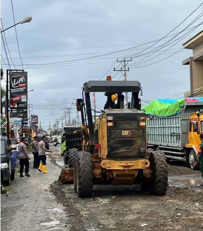  Sambut Hari Buruh Internasional, Polsek Bahodopi dan Serikat Buruh Gelar Bakti Sosial Perbaikan Jalan