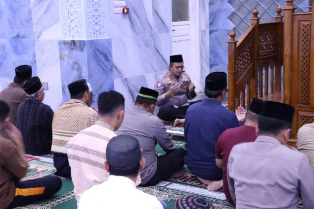  Wujudkan Sinergitas dan Silaturahmi, Kapolres Dairi Pimpin Shalat Maghrib Berjamaah Bersama Warga