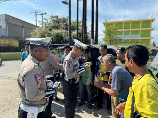  Satlantas Polres Batubara: “Berbagi Nasi Kotak Untuk Mereka Yang Membutuhkan”