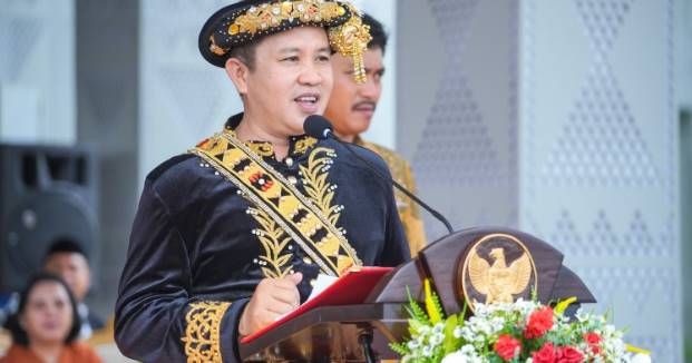  Hardiknas 2025, Bupati Iksan Baharudin Abdul Rauf Memberikan Hadiah Insentif Bagi Guru di Kabupaten Morowali
