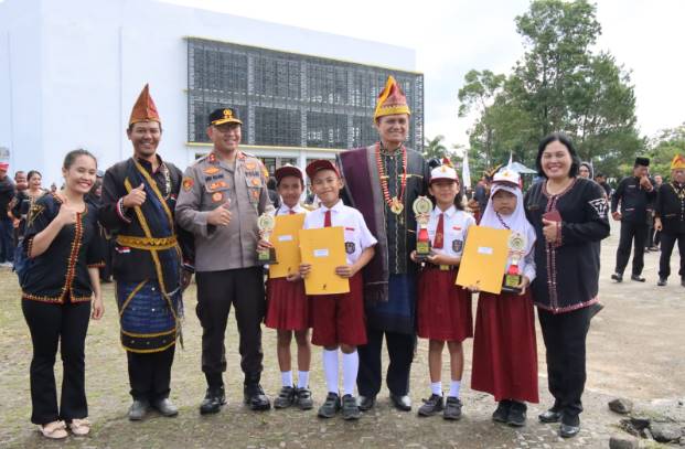  Wakil Bupati Pakpak Bharat Bersama Kapolres Hadiri Upacara Peringatan Hardiknas Tahun 2025