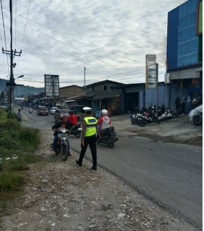  Personil Polres Pakpak Bharat Lakukan Strong Point Imbau dan Berikan Teguran Lisan Kepada Masyarakat