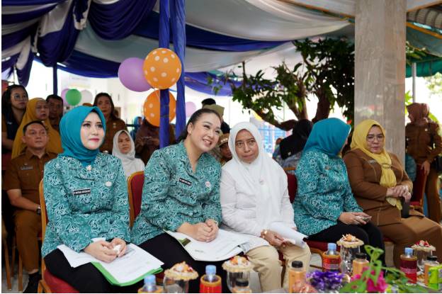  Pastikan ILP Berjalan Baik, Airin Rico Waas Dampingi Titiek Sugiharti Surya Kunjungi Posyandu Mawar Ganda dan Bunga Asoka I