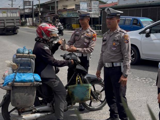  Satlantas Polres Batubara Laksanakan Jumat Berkah Dengan Berbagi Nasi Bungkus Kepada Pengendara Yang Gunakan Helm SNI