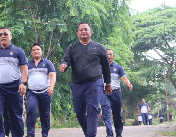  Kapolres Batubara Pimpin Olahraga Jalan Kaki Untuk Kesehatan dan Kekompakan Personil