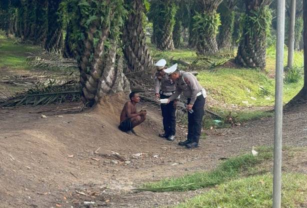  Polisi Peduli Sesama, Satlantas Polres Batubara Bagikan Nasi Kotak Gratis Untuk Warga Kurang Mampu dan ODGJ