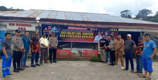  Cegah Balap Liar, Kapolsek Sumbul dan Camat Silahisabungan Pasang Spanduk Imbauan di Jalan Lintas Sidikalang–Medan
