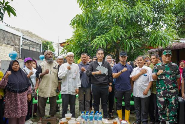  Usai Pimpin Gotong Royong, Rico Waas Serap Aspirasi Warga di Pinggir Sungai Sei Putih