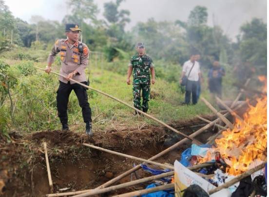  Muspika Kecamatan Pancur Batu Bakar Lapak Judi Tembak Ikan dan Peredaran Narkoba di Sibolangit