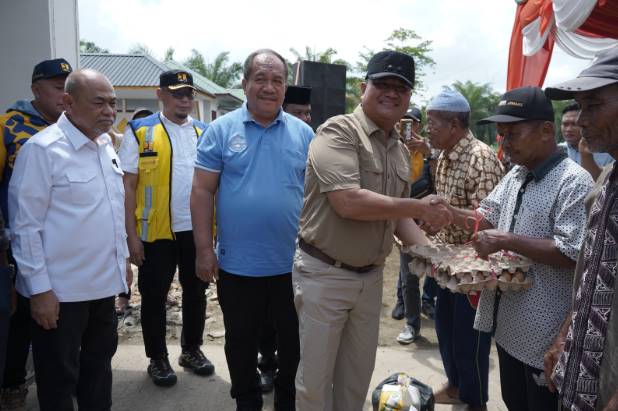 Tinjau Tanggul Jebol di Desa Sei Dua Hulu, Bupati Asahan Beserta Rombongan Gerak Cepat Serahkan Bantuan