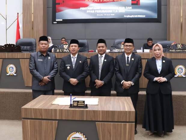  Hadiri Rapat Paripurna, Bupati Iksan Sampaikan Rancangan KUA dan PPAS Perubahan TA 2025