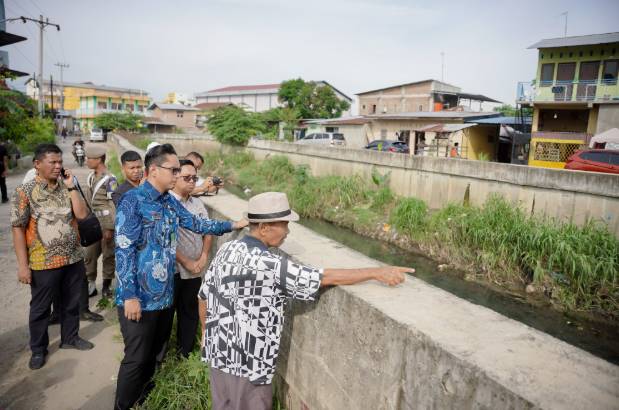  Sikapi Keluhan Warga, Rico Waas Tinjau Jalan Danau Singkarak Gg Madrasah, Insyaallah Minggu Depan Dibeton