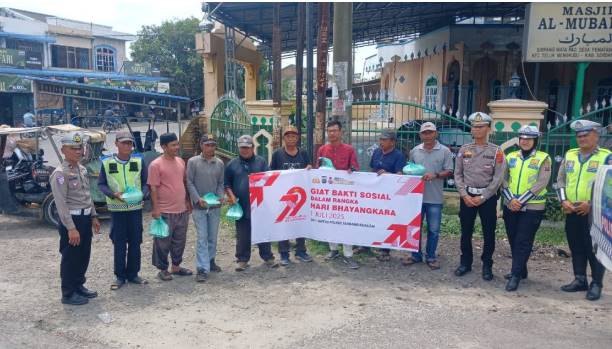  Satlantas Polres Sergai Tebar Kepedulian di Jalanan