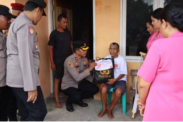  Polres Pakpak Bharat dan Bhayangkari Peduli Berbagi Kepada Masyarakat di Kecamatan PGGS Dan Tinada