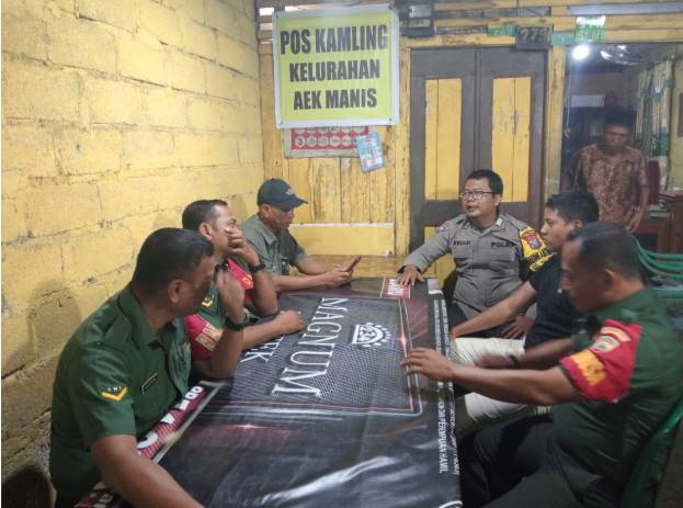  Pastikan Situasi Kondusif, Bhabinkamtibmas Polres Sibolga Sambangi Petugas Pos Satkamling