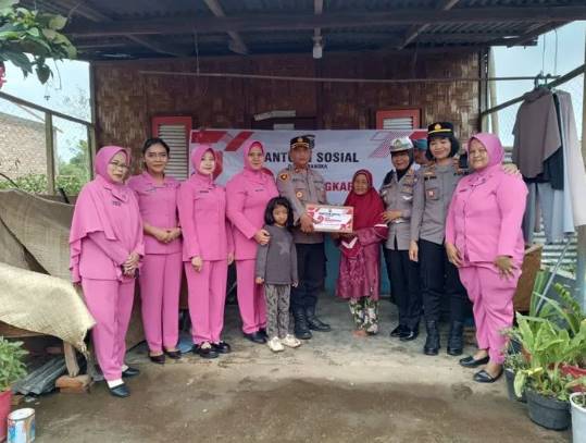  Polres Tanah Karo Salurkan Bantuan Sosial Kepada Warga Kurang Mampu Desa Samura