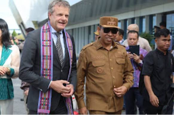  Bupati dan Wakil Bupati Taput Sambut Kedatangan Delegasi Belanda di Bandara Silangit
