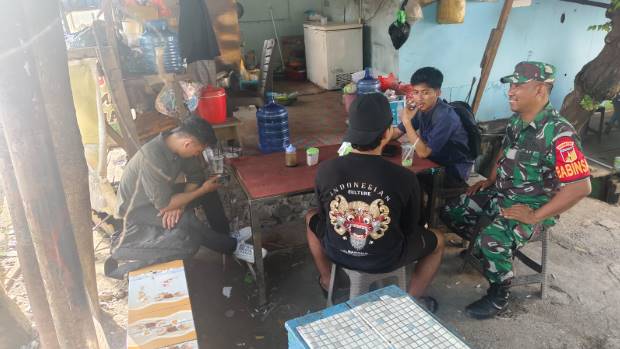  Babinsa Koramil 1311-09/Bahodopi Kopka Hendra Kurniawan Laksanakan Komsos Dengan Warga Desa Bahomakmur