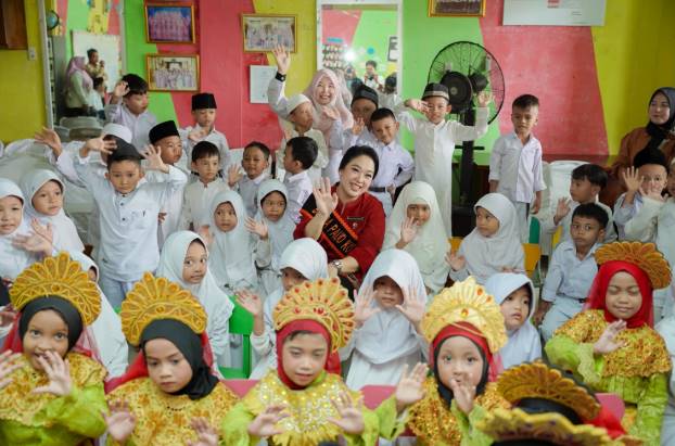  Bantu Pemenuhan Gizi Anak, Airin Rico Waas Berikan Makanan Tambahan di TK Azhura Kelurahan Rengas Pulau