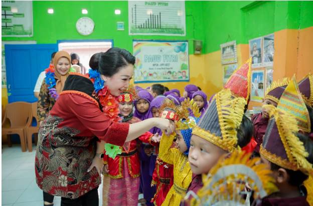  Wujudkan Indonesia Emas 2045, Airin Rico Waas Bantu Pertumbuhan dan Kecerdasan Anak Melalui Pemberian Makanan Tambahan