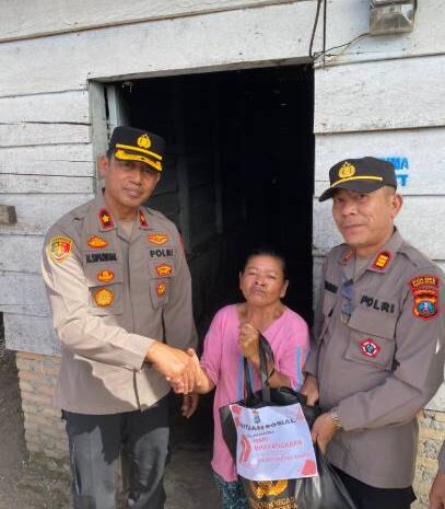  Sambut Hut Bhayangkara Ke-79, Wakapolres Pakpak Bharat Bersama PJU dan Bhayangkari Bagikan Bansos Kepada Warga Kurang Mampu