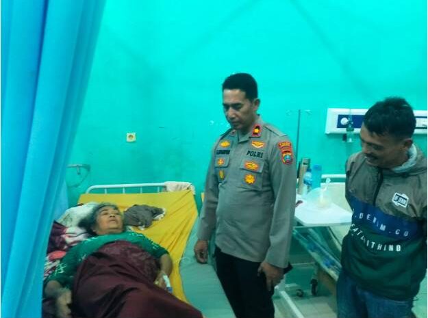  Respon Cepat Bantu Warga, Wakapolres Pakpak Bharat Atensi Personil Ke RSUD Salak Untuk Donor Darah