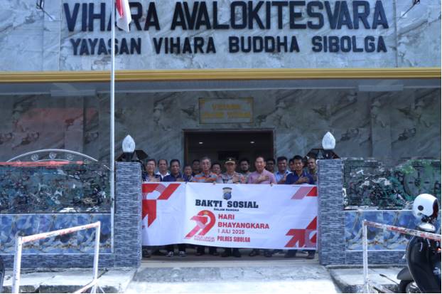  Polres Sibolga Gelar Bakti Religi Bersihkan Vihara, Jelang Hari Bhayangkara Ke-79