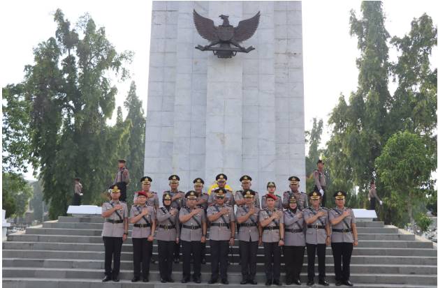  Peringati Hut Bhayangkara Ke-79, Kapolrestabes Medan Ziarah ke Taman Makam Pahlawan Bukit Barisan