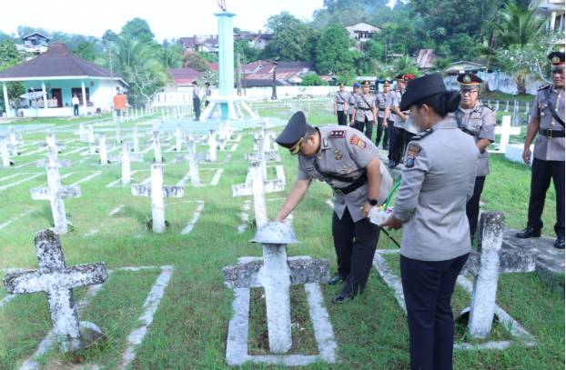  Polres Sibolga Sambut Hari Bhayangkara Ke-79 Dengan Ziarah dan Tabur Bunga di TMP Sibolga