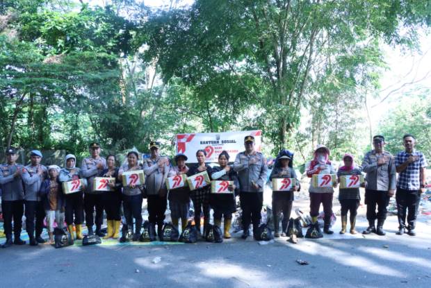  Polres Sibolga Salurkan Bansos Kepada Pemulung Dalam Rangka Hari Bhayangkara Ke-79